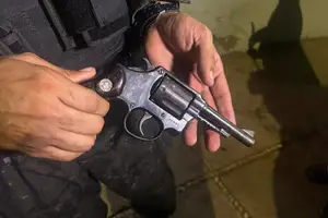 Dois homens suspeitos de realizar um arrastão em uma clínica na Zona Norte de Teresina foram presos pela Polícia Militar menos de cinco horas após o crime ( arma do crime ) (Foto: Reprodução)