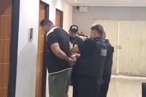 dono de uma revenda de veículos, identificado como Diego Alisson, foi preso na manhã desta quarta-feira (20), em Teresina, suspeito de aplicar golpes em clientes com a compra e venda de automóveis (Foto: PC-PI)