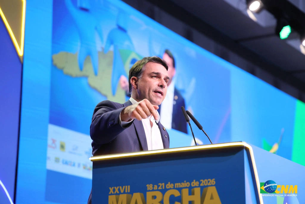 Flávio Bolsonaro durante discurso na 27ª Marcha dos Prefeitos