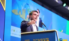 Entre aplausos e gritos de “Vorcaro”, Flávio evita escândalo do Master em Brasília