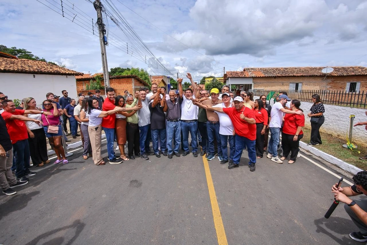 Governador Rafael Fonteles em Olho d'Água do Piauí inaugurando asfalto.jpeg