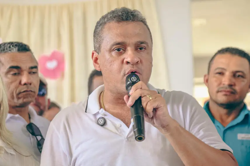 Governo do Piauí pavimenta mais de 10 ruas de Brejo do Piauí com asfalto e entrega kit de mobília para creche e o prefeito de Brejo do Piauí Fabiano Lira