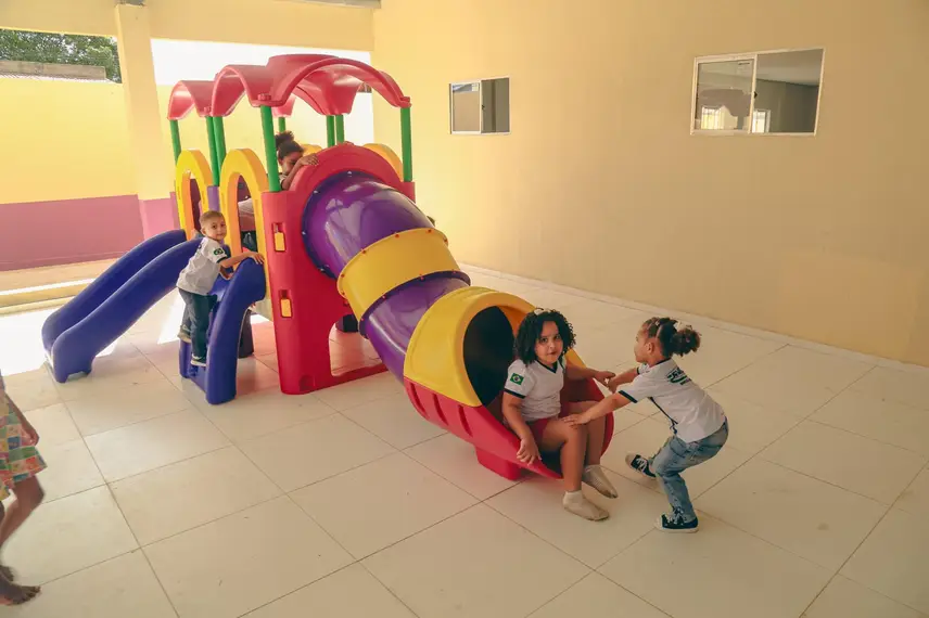 Governo do Piauí pavimenta mais de 10 ruas de Brejo do Piauí com asfalto e entrega kit de mobília para creche