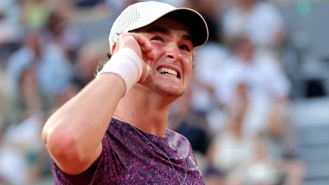 João Fonseca comemora ponto contra Novak Djokovic em Roland Garros