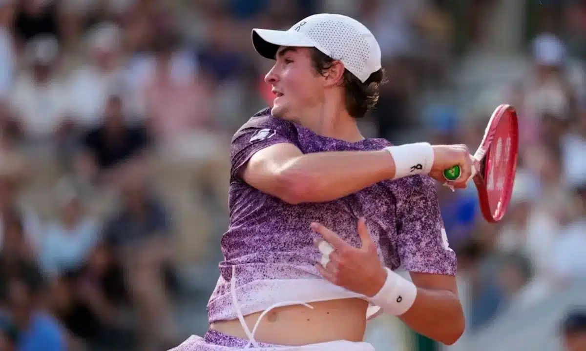 João Fonseca em ação em Roland Garros, contra Pavlovic