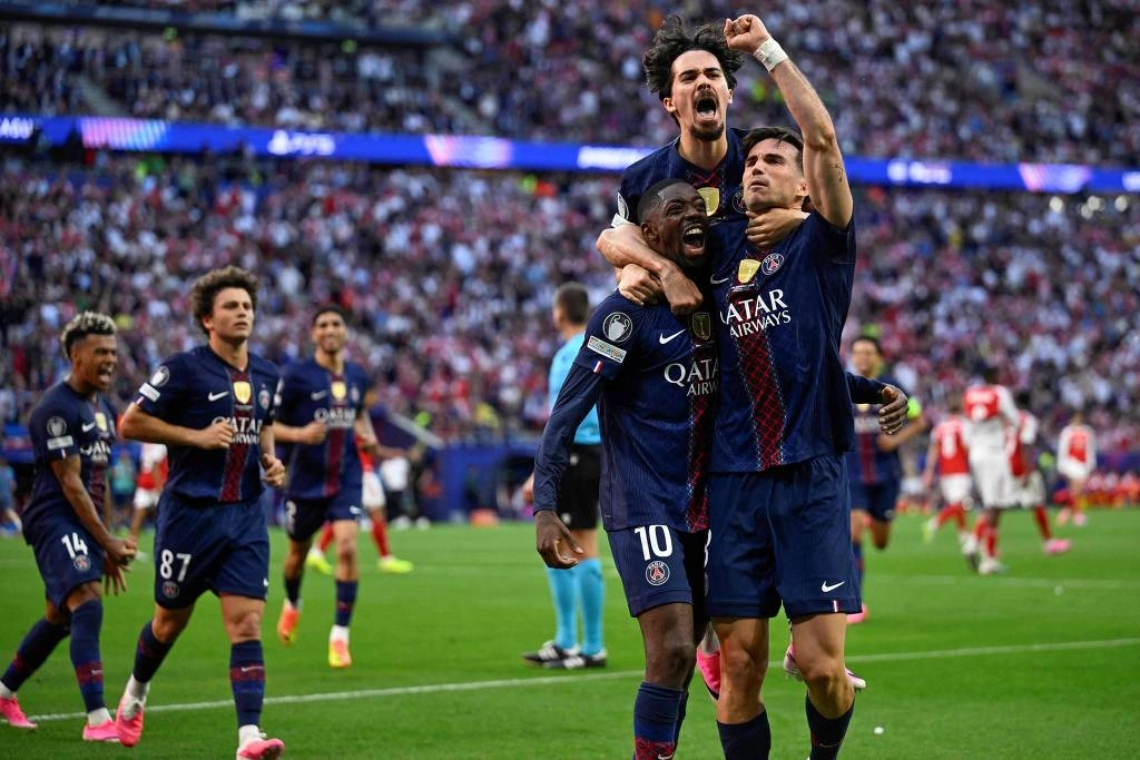 Jogadores do PSG celebram gol de Dembélé