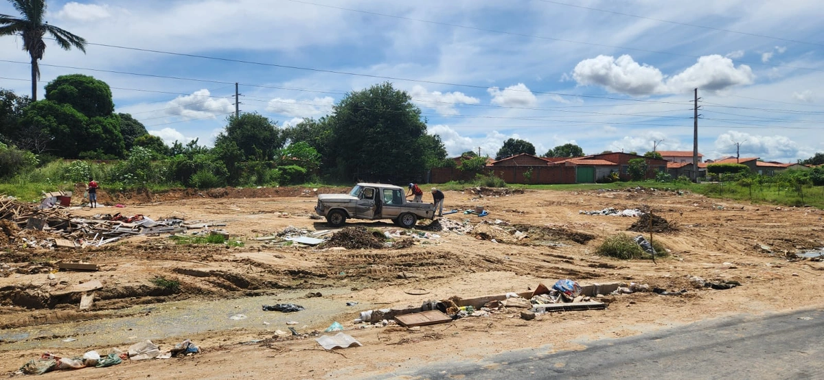 Lixão na zona sudeste ao lado da Avenida Noé Mendes