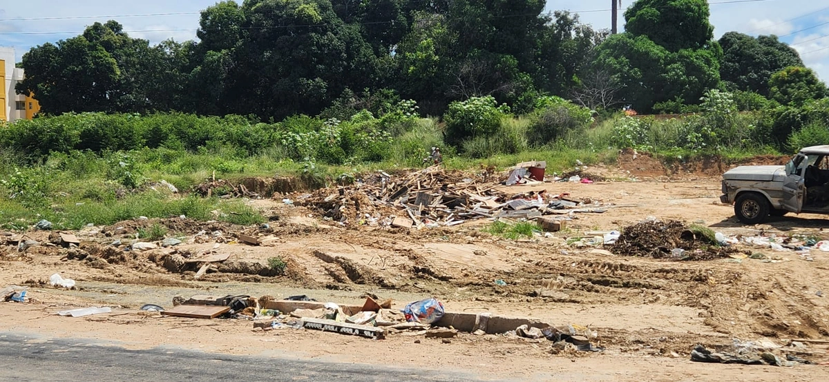 Lixão na zona sudeste ao lado da Avenida Noé Mendes