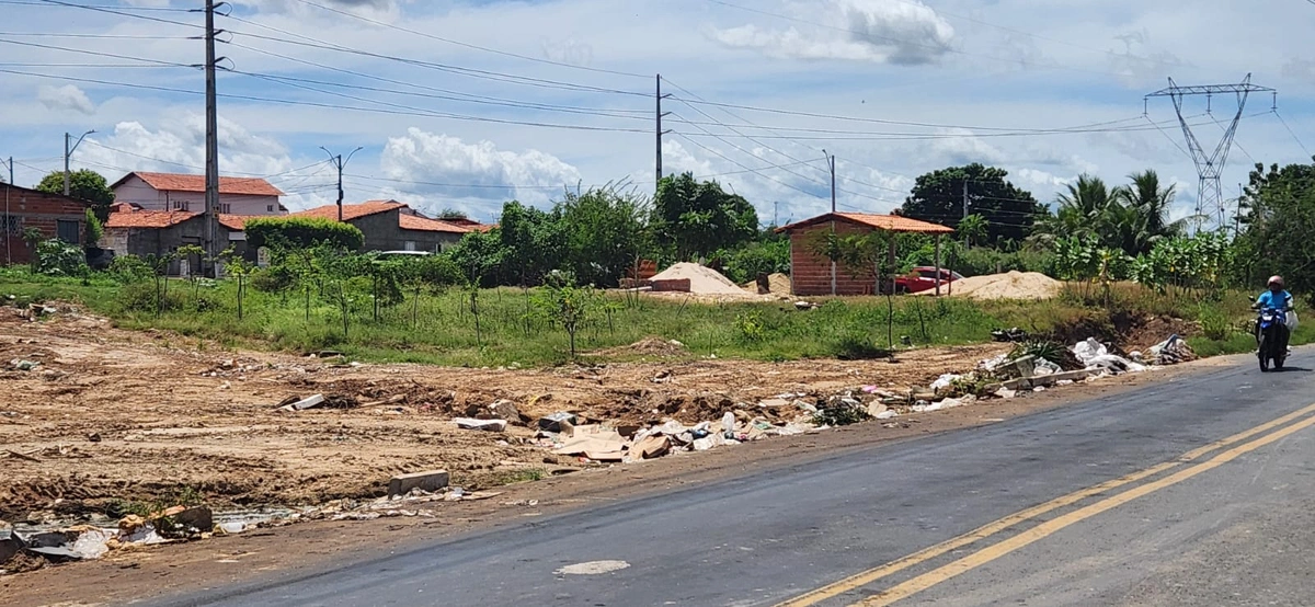 Lixão na zona sudeste ao lado da Avenida Noé Mendes