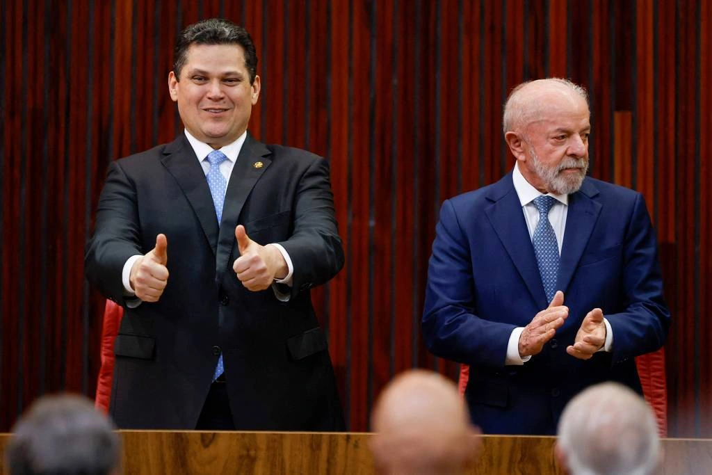Lula (PT) e Davi Alcolumbre (União-AP) durante a posse do novo presidente do TSE (Tribunal Superior Eleitoral), Kassio Nunes Marques.