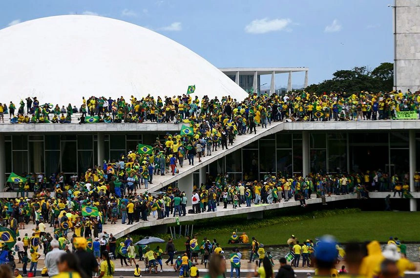 Manifestantes invadem o Congresso Nacional em 8 de janeiro de 2023 e atuam na vandalização de obras de arte, móveis e instalações arquitetônicas