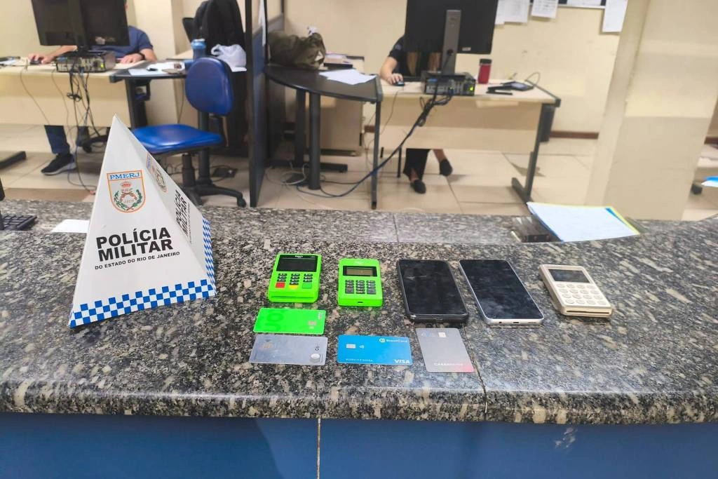 Máquinas de cartão, celulares e cartões bancários apreendidos pela polícia após a prisão de um taxista suspeito de tentar cobrar R$ 3,4 mil de um casal de turistas alemães por uma corrida em Copacabana, na zona sul do Rio; segundo a PM, o trajeto custaria cerca de R$ 40