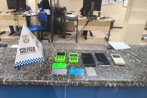 Máquinas de cartão, celulares e cartões bancários apreendidos pela polícia após a prisão de um taxista suspeito de tentar cobrar R$ 3,4 mil de um casal de turistas alemães por uma corrida em Copacabana, na zona sul do Rio; segundo a PM, o trajeto custaria cerca de R$ 40 (Foto: PM-RJ)