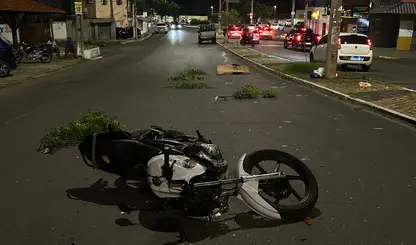 Falha nos freios provoca acidente e deixa dois feridos na Avenida Valter Alencar