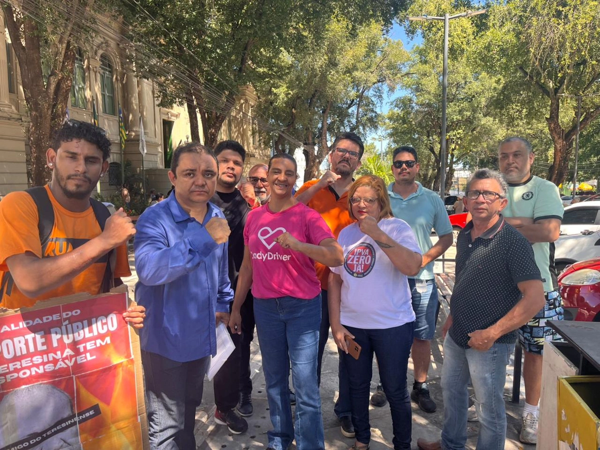 Motoristas de app e estudantes protestam em frente à Prefeitura de Teresina