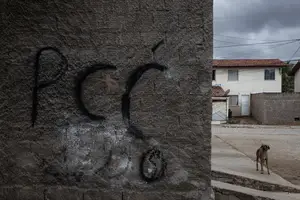 Muro de casa localizada na comunidade de Mandacaru em Jequié, no estado da Bahia, pichado com símbolo de facção criminosa (Foto: Rafaela Araújo)