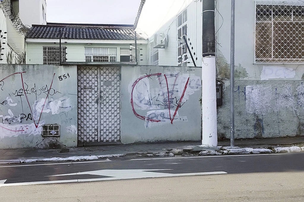 Muros de casa em avenida no centro de Manaus tem pichações em referência ao Comando Vermelho e letras do PCC apagadas com tinta branca
