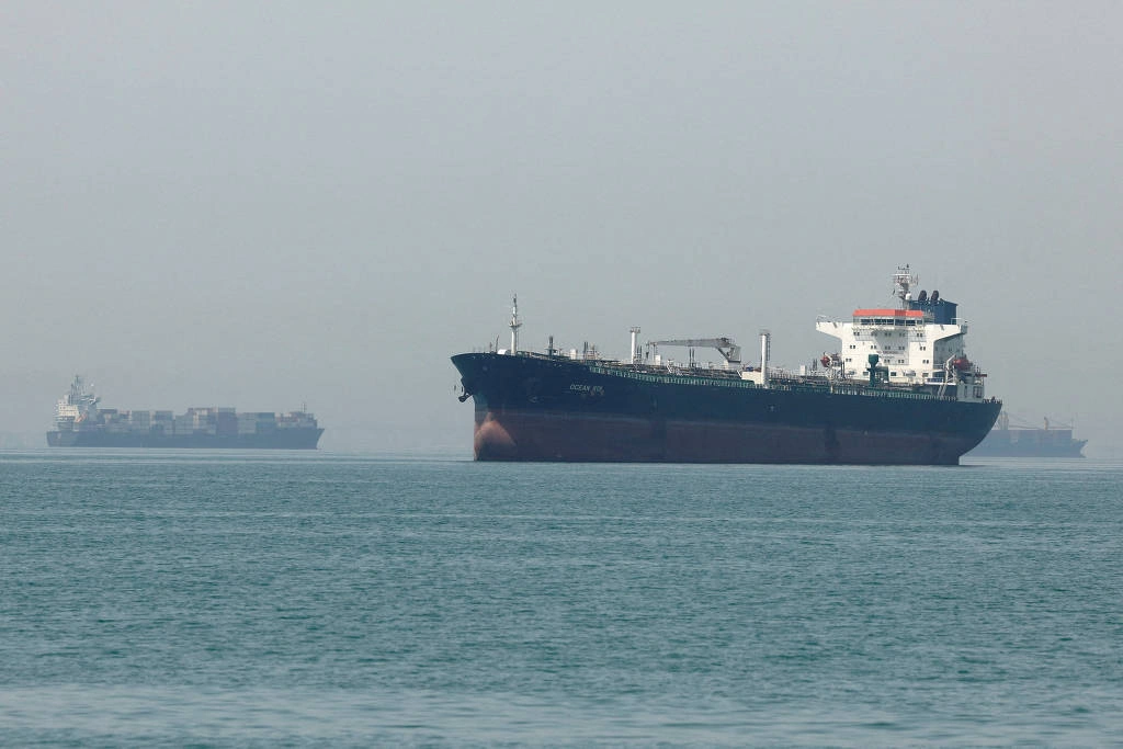 Navios aguardam no estreito de Hormuz