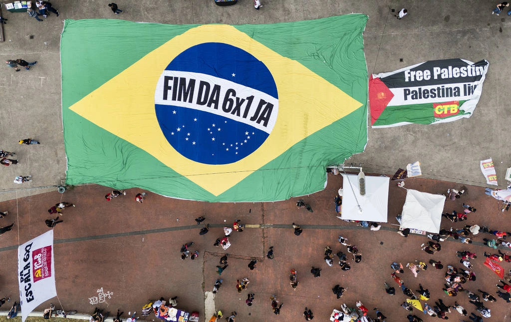 No dia do Trabalho o movimento VAT (Vida Além do Trabalho) e outras entidades fizeram manifestação pelo fim da escala de trabalho 6x1 na praça Roosevelt, na capital paulista