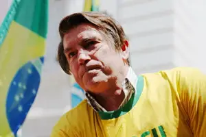 O ator Jim Caviezel é quem interpreta o ex-presidente Jair Bolsonaro (Foto: Reprodução)
