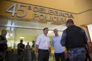 O então deputado estadual Flávio Bolsonaro e seu irmão, Eduardo, em delegacia do Rio (Foto: Mauro Pimentel - 10.abr.15)