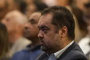 O ex-governador do Rio Cláudio Castro durante culto religioso da Assembleia de Deus (Foto: Renan Areias)
