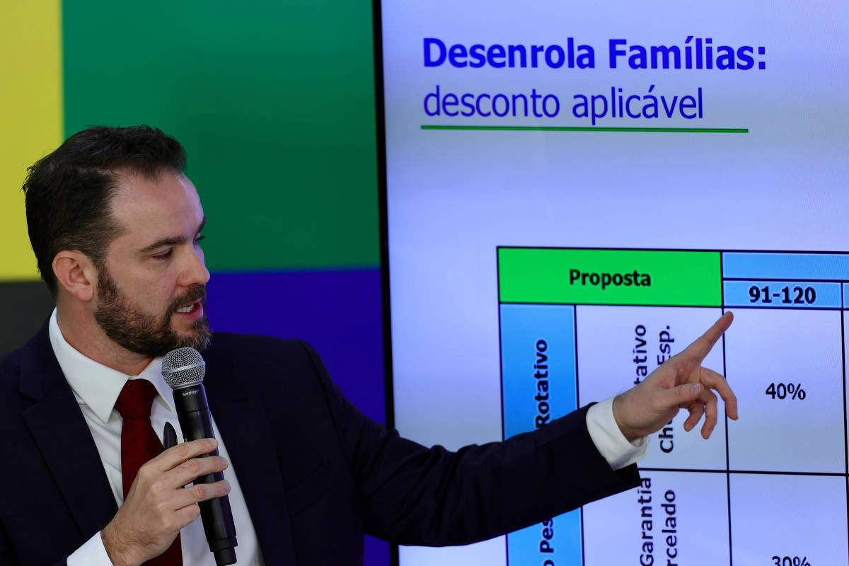 O ministro da Fazenda, Dario Durigan durante assinatura da Medida Provisória referente ao Novo Desenrola Brasil