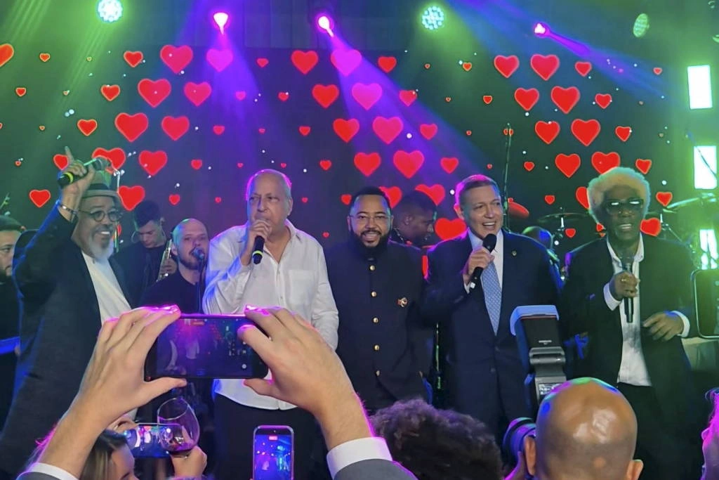 O novo presidente do TSE, Kassio Nunes Marques, canta com Jorge Aragão, Sombrinha, Dudu Nobre e Ivo Meirelles em festa de comemoração após solenidade