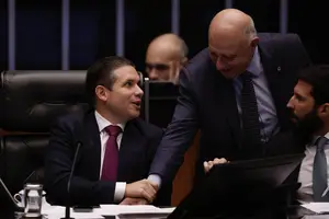 O presidente da Câmara, Hugo Motta, e o deputado Arnaldo Jardim, relator do projeto (Foto: Pedro Ladeira)