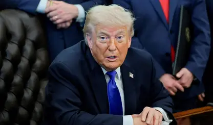 Trump afirma que os EUA vão guiar os navios presos no Estreito de Ormuz a partir desta segunda-feira