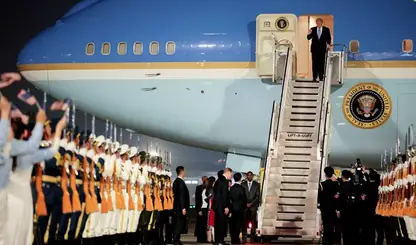 Trump desembarca na China para reunião bilateral com Xi Jinping