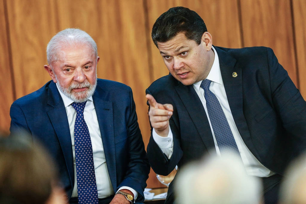 O presidente Lula e o chefe do Senado, Davi Alcolumbre