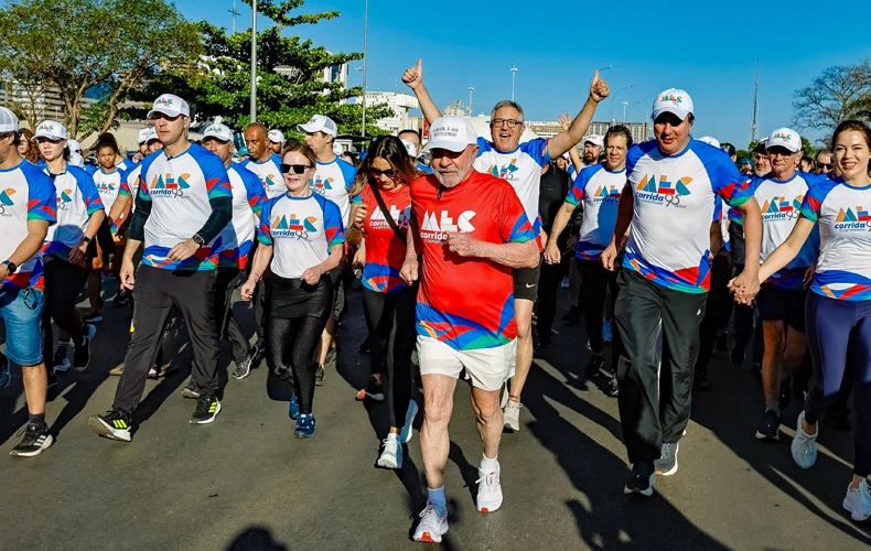 O presidente Lula (PT), 80, fez sua caminhada de rotina na manhã deste domingo (10) na casa de campo oficial da Presidência, a Granja do Torto