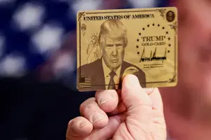 O presidentes dos Estados Unidos, Donald Trump, mostra o gold card, que simboliza programa para acelerar concessão de vistos de residência ao custo de US$ 1 milhão para o solicitante (Foto: Reuters)