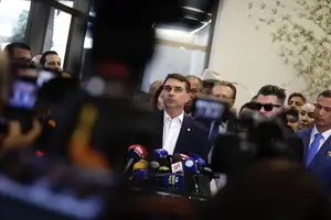 O senador Flávio Bolsonaro, acompanhado de integrantes da bancada do PL na Câmara e no Senado, faz uma declaração à imprensa após reunião do partido sobre o caso "Dark Horse" (Foto: Pedro Ladeira)