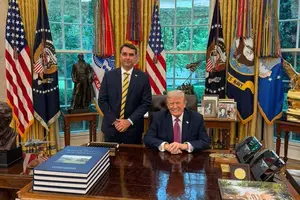O senador Flávio Bolsonaro (PL-RJ) se encontra com o presidente americano, Donald Trump, na Casa Branca (Foto: Reprodução)