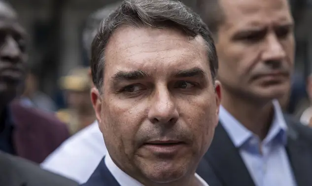 Flávio tenta explicar relação com Vorcaro, mas crise do caso Master só aumenta