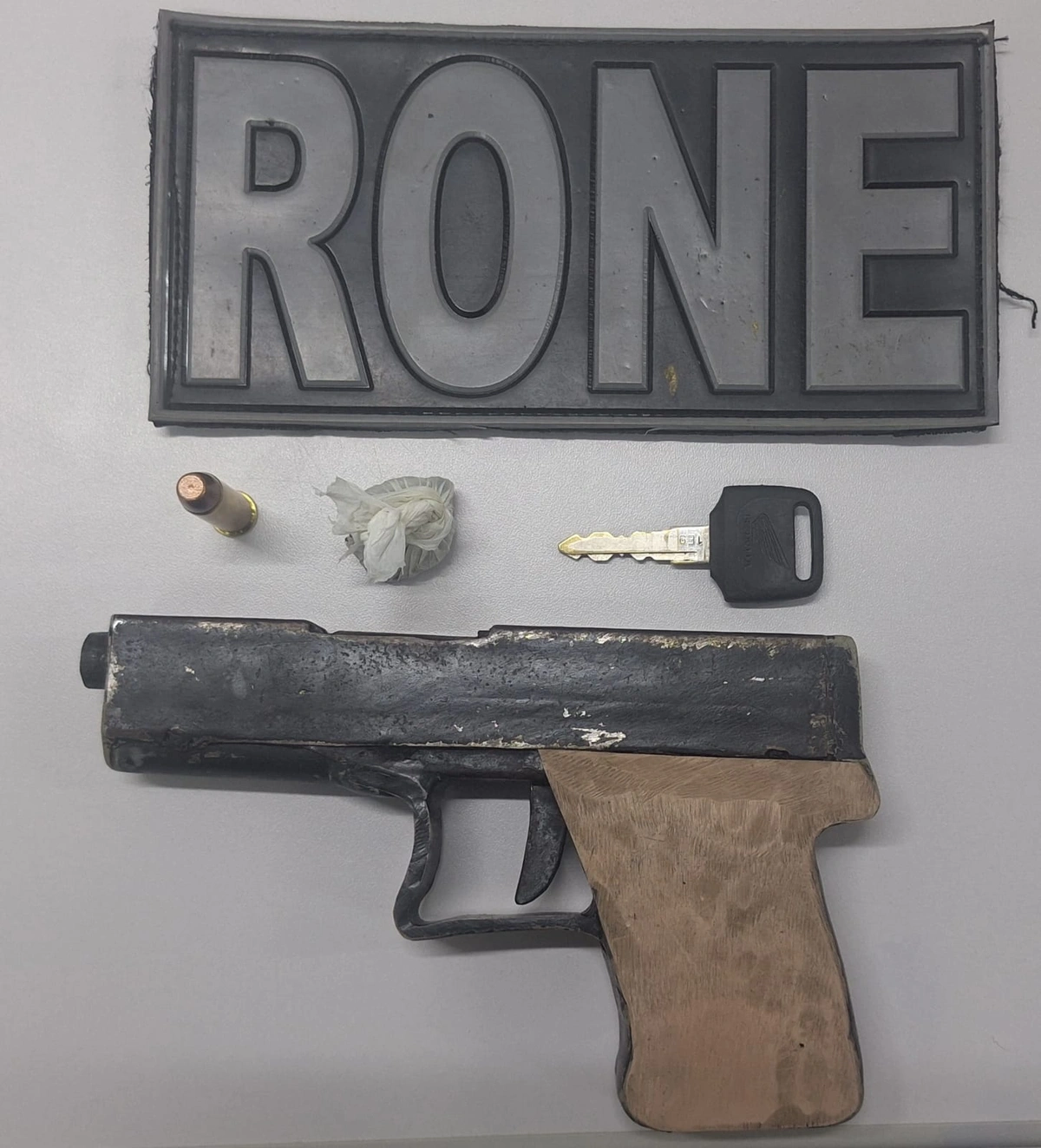 Os policiais apreenderam uma arma de fogo artesanal, uma munição calibre .38, um invólucro com substância análoga à maconha e uma chave de motocicleta