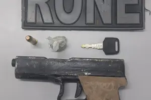 Os policiais apreenderam uma arma de fogo artesanal, uma munição calibre .38, um invólucro com substância análoga à maconha e uma chave de motocicleta (Foto: SSP-PI)