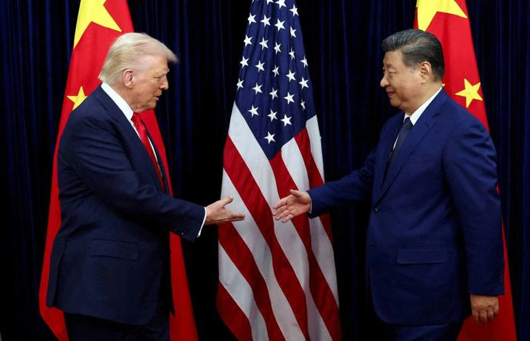Os presidentes dos Estados Unidos, Donald Trump, e da China, Xi Jinping, se cumprimetam durante reunião bilateral em Busan, na Coreia do Sul