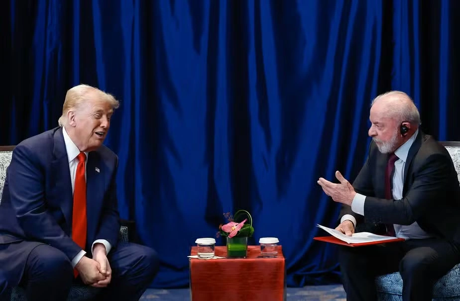 Os presidentes dos Estados Unidos, Donald Trump, e do Brasil, Lula, durante reunião na Malásia
