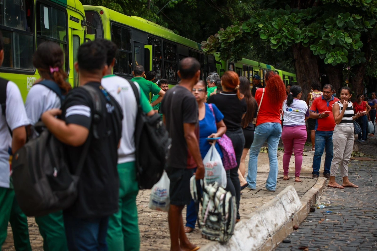 Paralisação dos ônibus na Praça da Bandeira no centro de Teresina