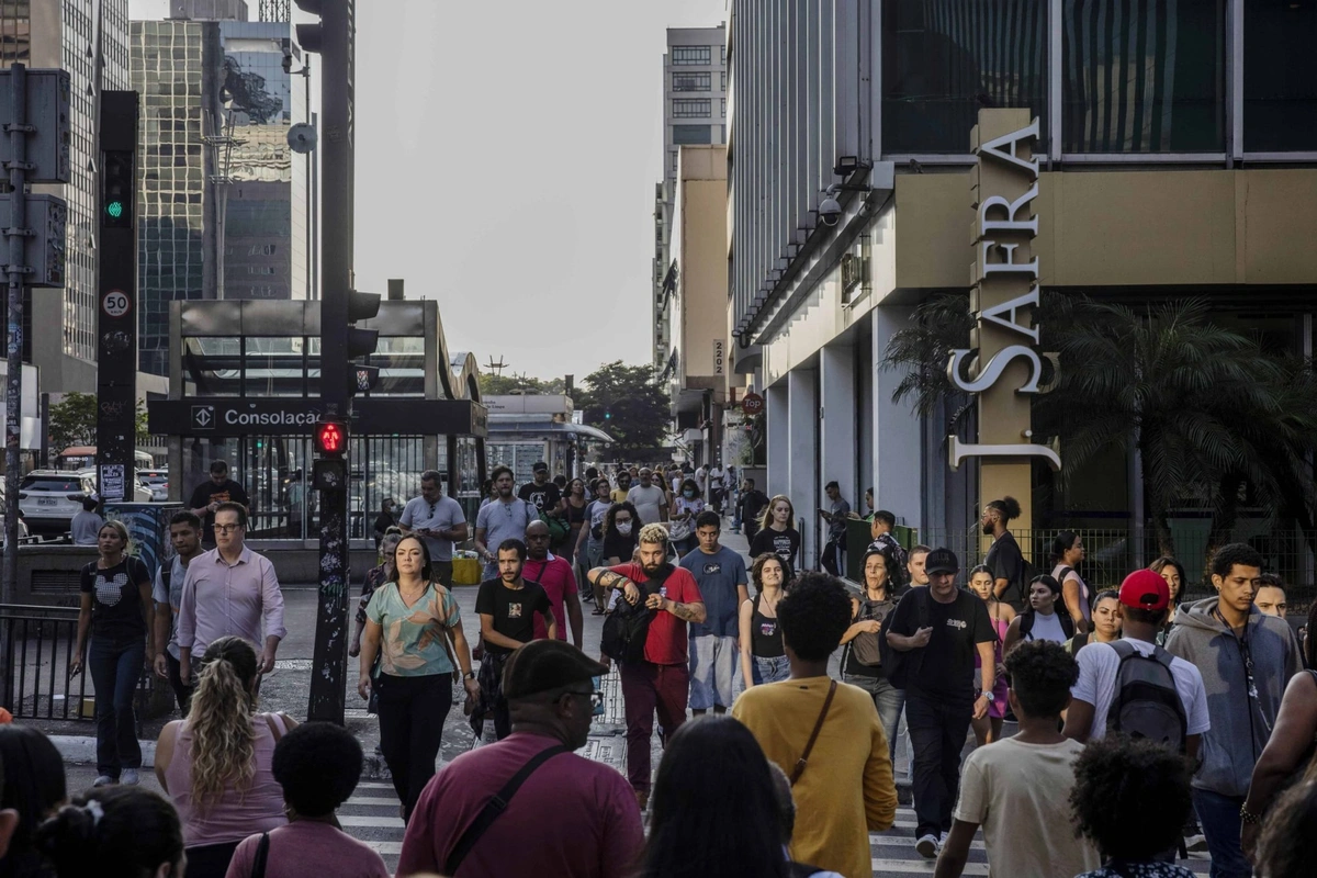 Pessoas caminham em São Paulo, Brasil