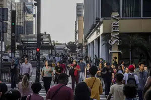 Pessoas caminham em São Paulo, Brasil (Foto: Victor Moriyama/Bloomberg)