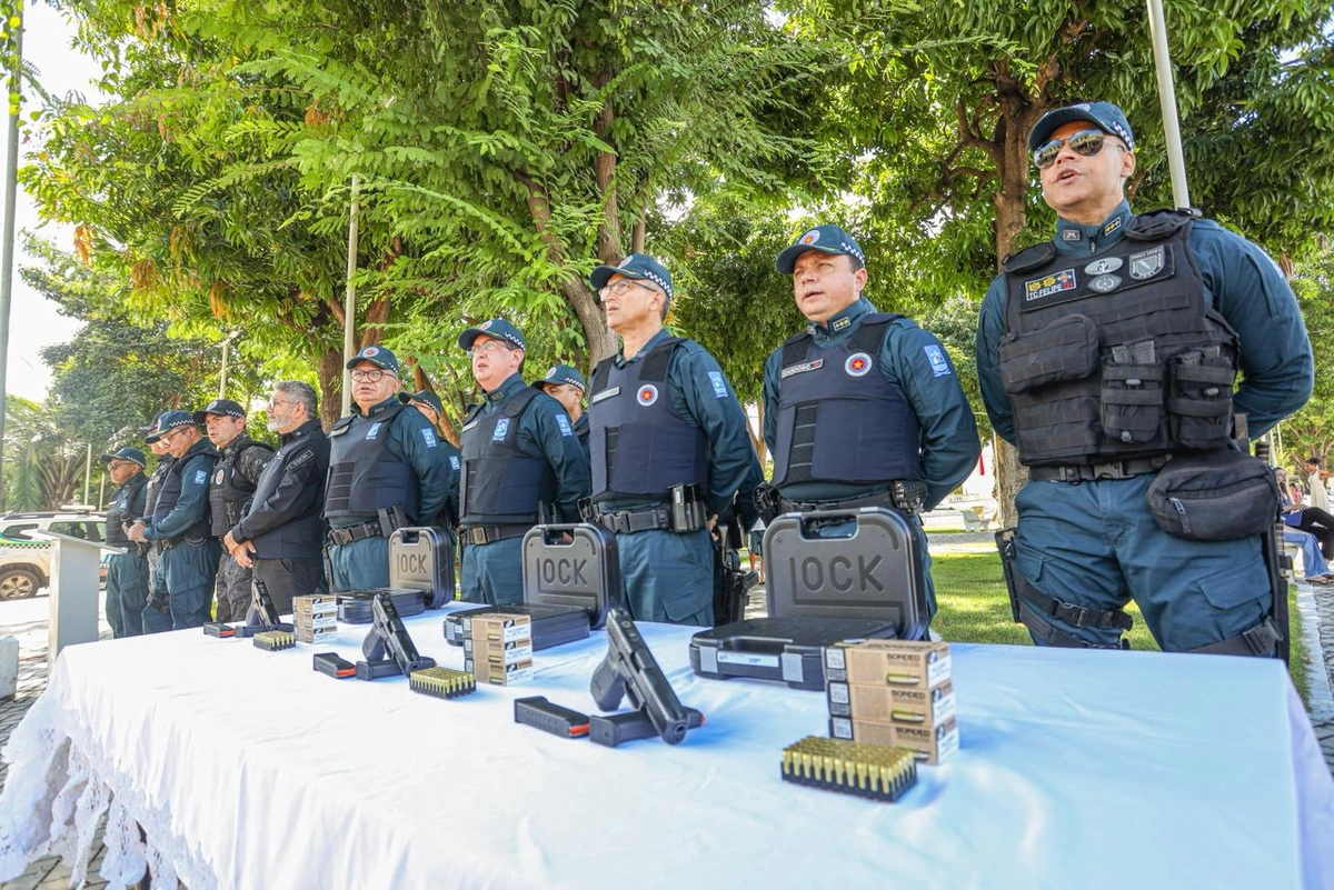 Policiais militares recebem novas pistolas de uso individual