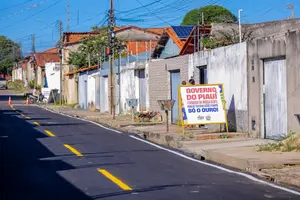 Rafael Fonteles acompanha avanço do maior programa de asfaltamento urbano de Teresina, que beneficia 54 bairros da capital (Foto: Gabriel Paulino)