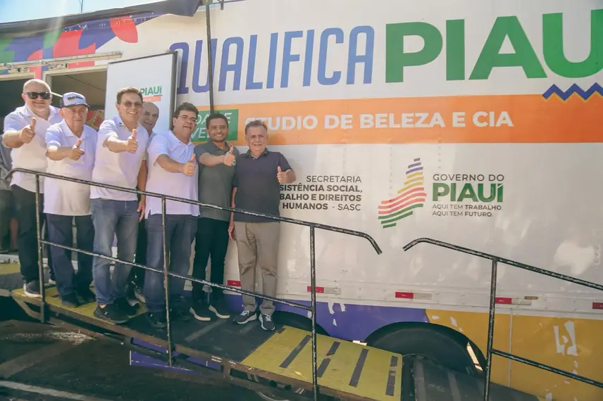 Rafael Fonteles entrega asfaltamento de ruas e equipamentos para creche em Canto do Buriti