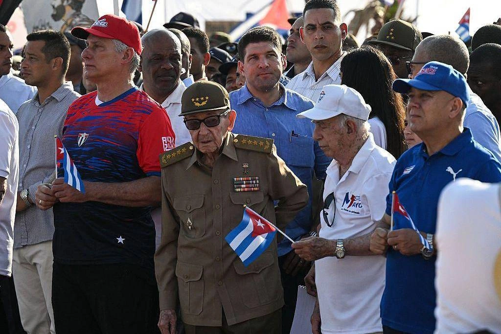 Raúl Castro (ao centro) ao lado de Díaz-Canel (à esquerda) durante desfile do 1º de Maio