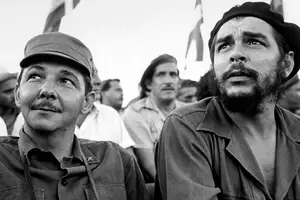 Raúl Castro ao lado de Che Guevara, em 1964 (Foto: Getty Images)