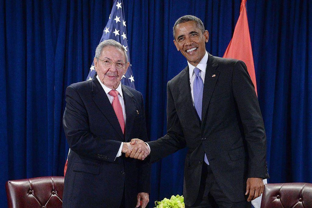 Raúl Castro e o então presidente dos EUA Barack Obama, em um dos seus encontros, na sede da ONU, em Nova York